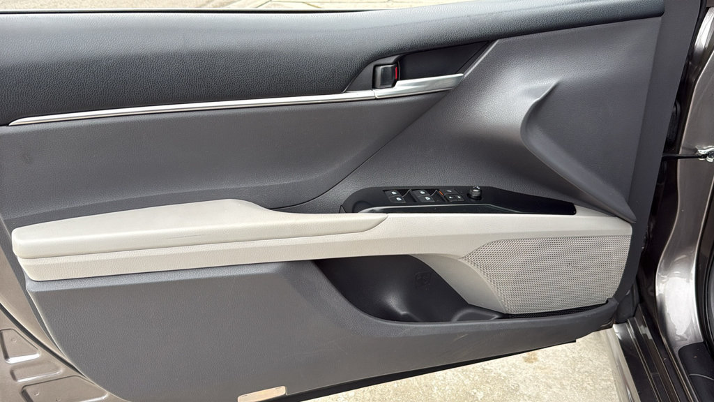 Used 2018 Toyota Camry SE w/ Moonroof Package FWD image 19