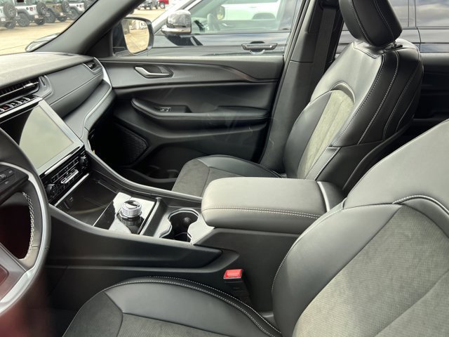 New 2025 Jeep Grand Cherokee Altitude AWD/4WD image 5