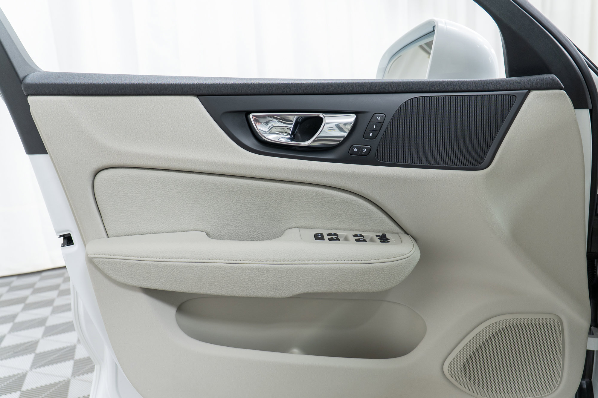 Used 2020 Volvo V60 T5 Cross Country image 11