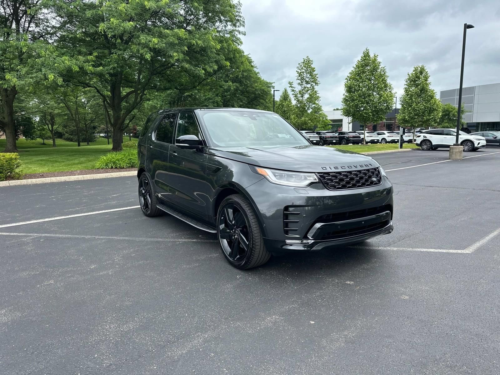 Used 2025 Land Rover Discovery Dynamic SE image 3