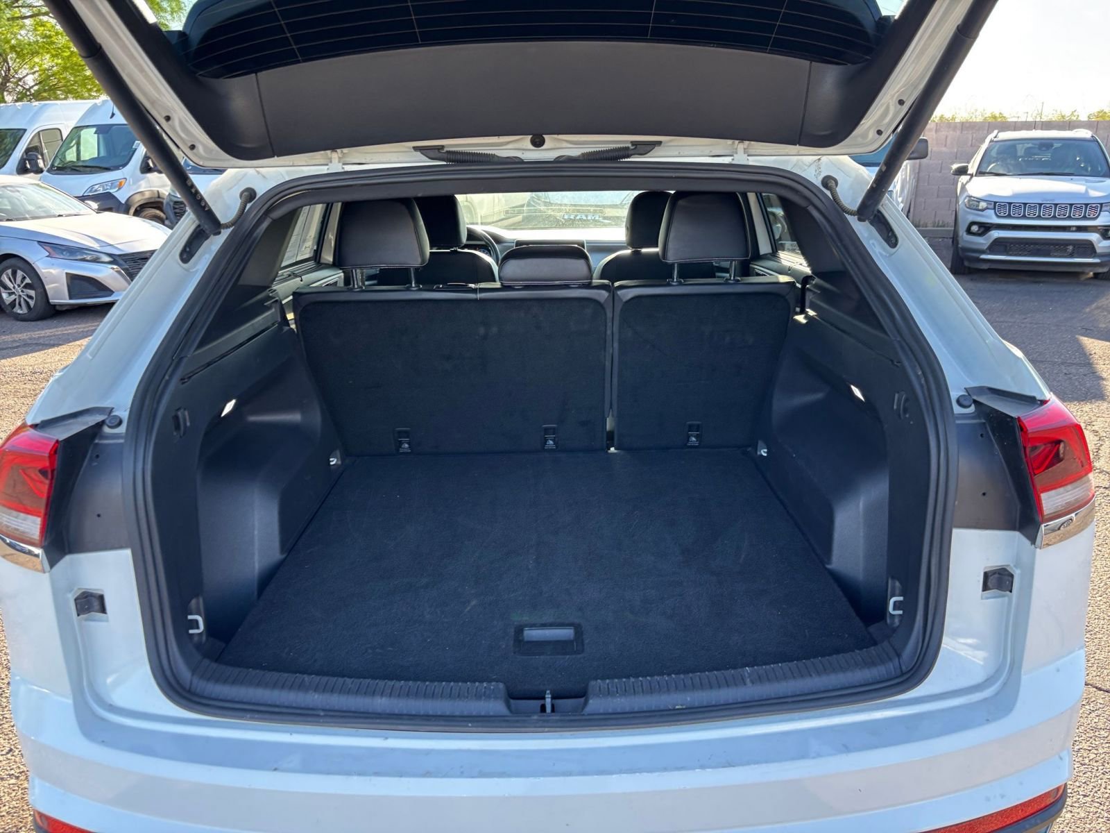 Used 2025 Volkswagen Atlas Cross Sport SE FWD image 33