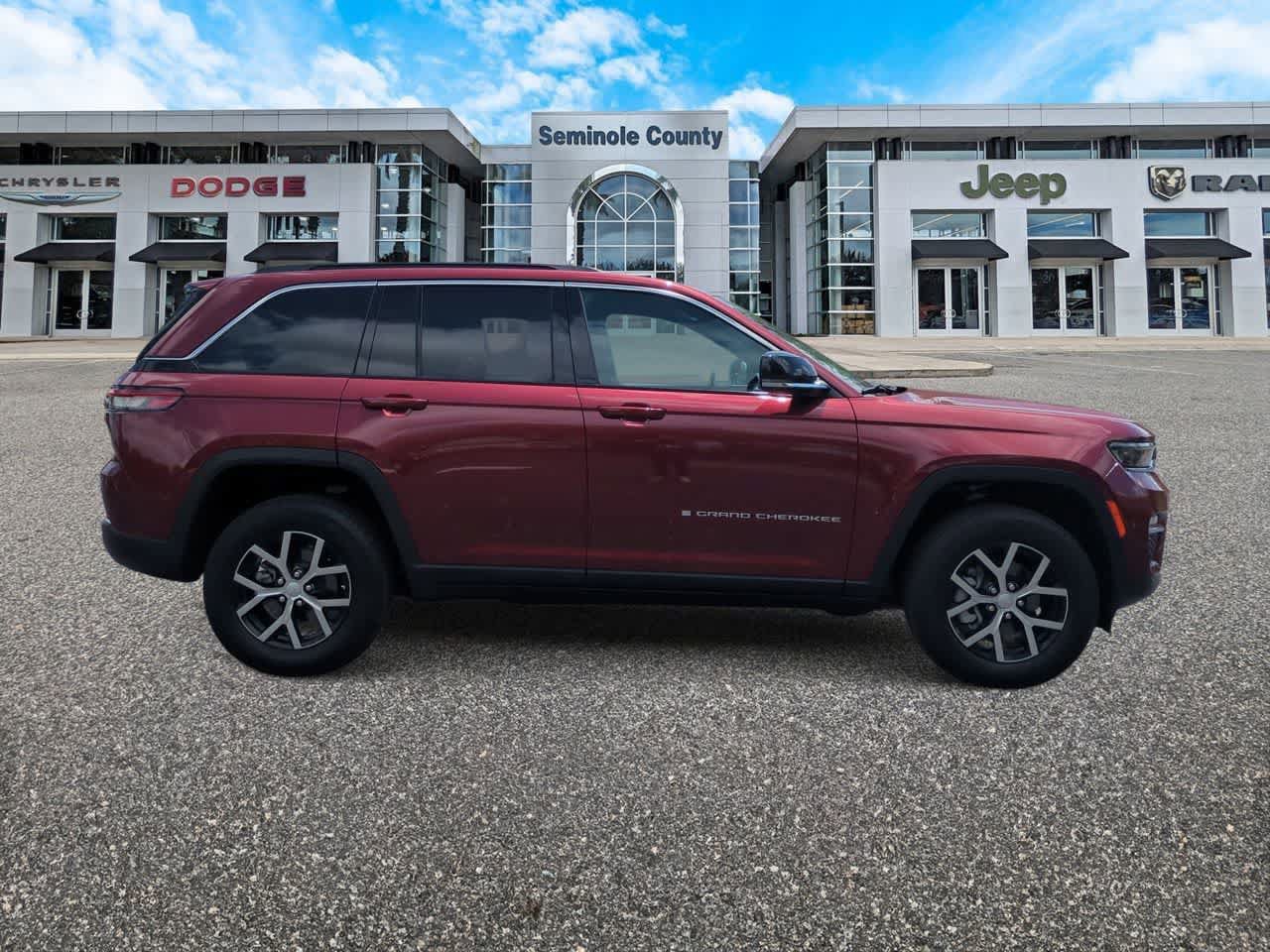 Used 2025 Jeep Grand Cherokee Limited RWD image 9