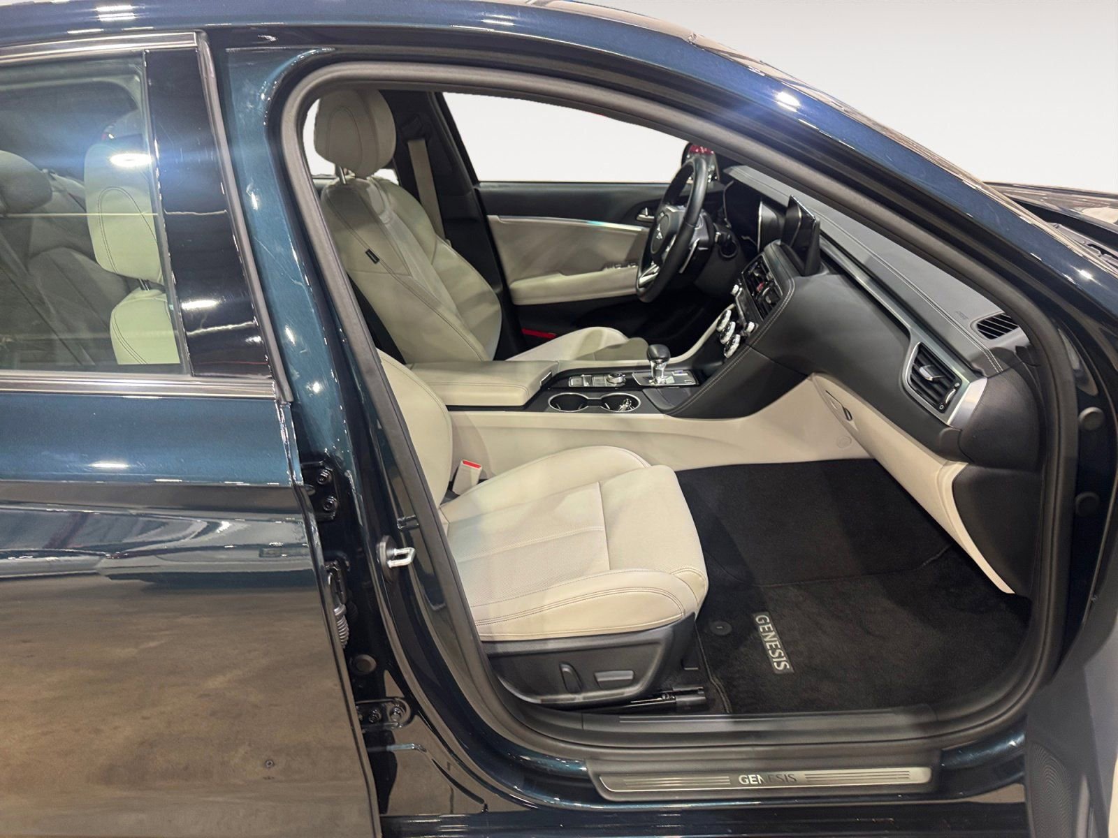 Used 2023 Genesis G70 2.0T image 19