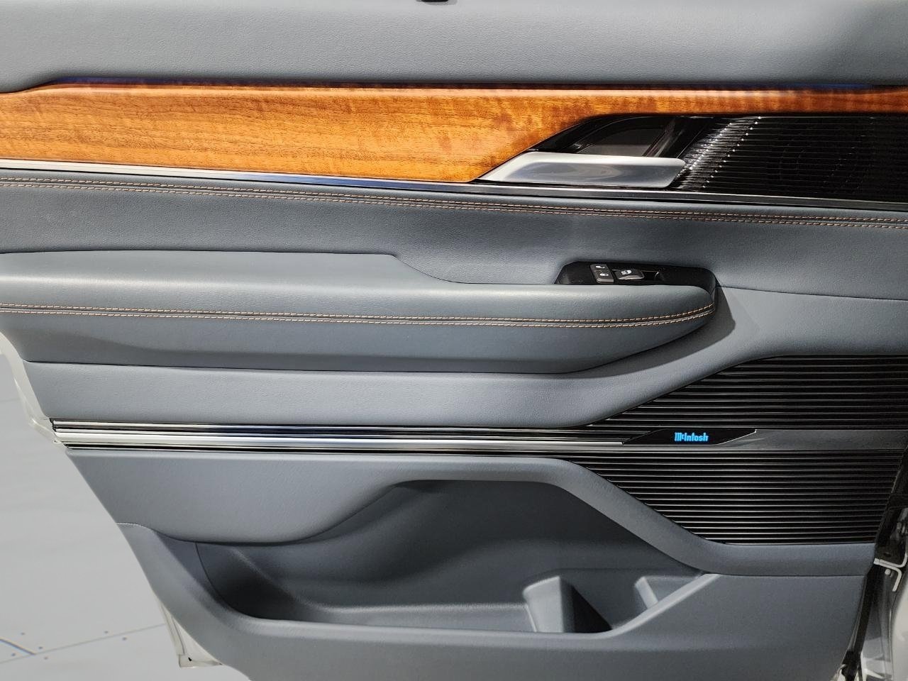 Used 2022 Jeep Grand Wagoneer Series II w/ Premium Group II image 25