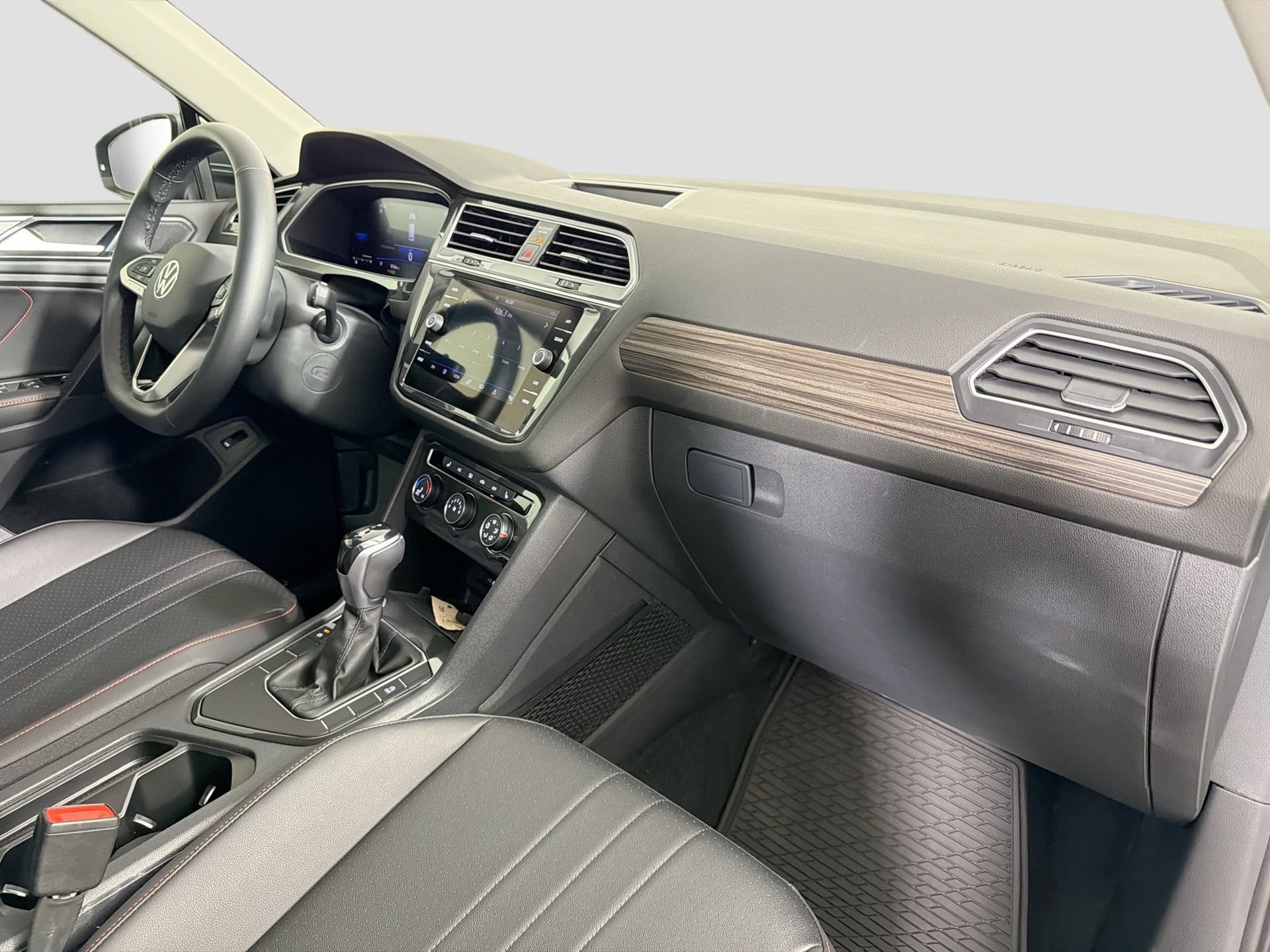 Used 2024 Volkswagen Tiguan Wolfsburg Edition image 31