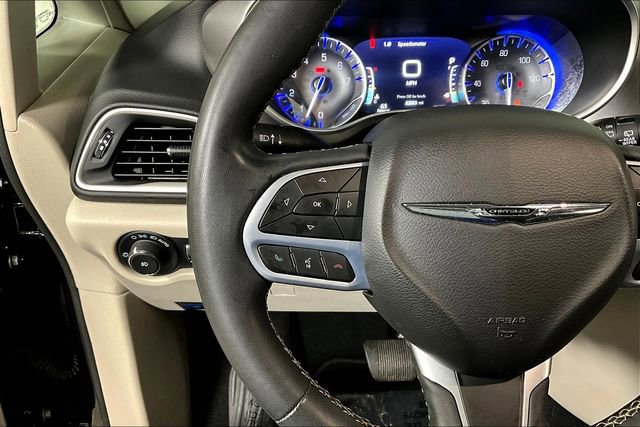 Used 2022 Chrysler Pacifica Touring-L image 17