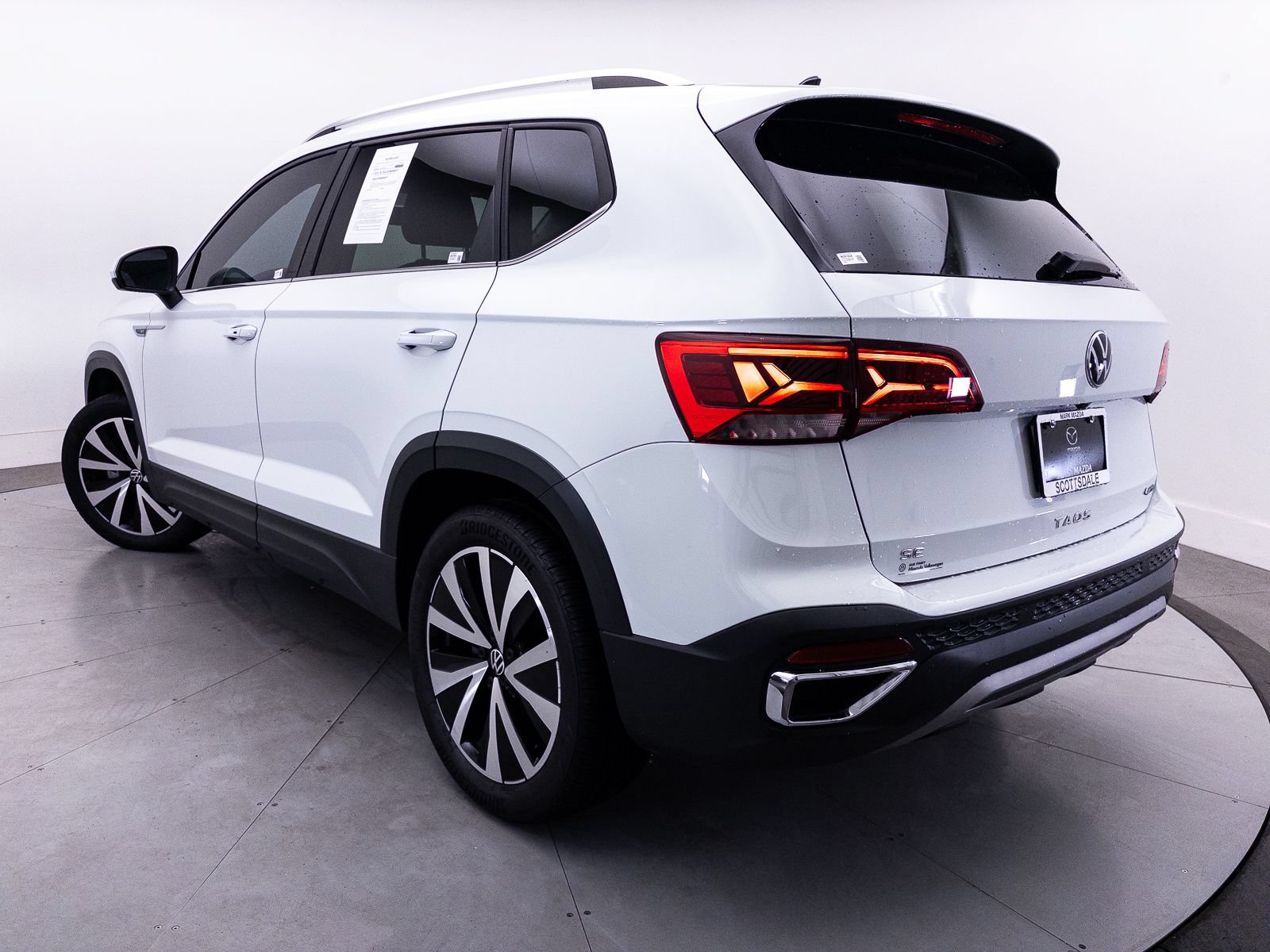 Used 2022 Volkswagen Taos SE FWD image 2