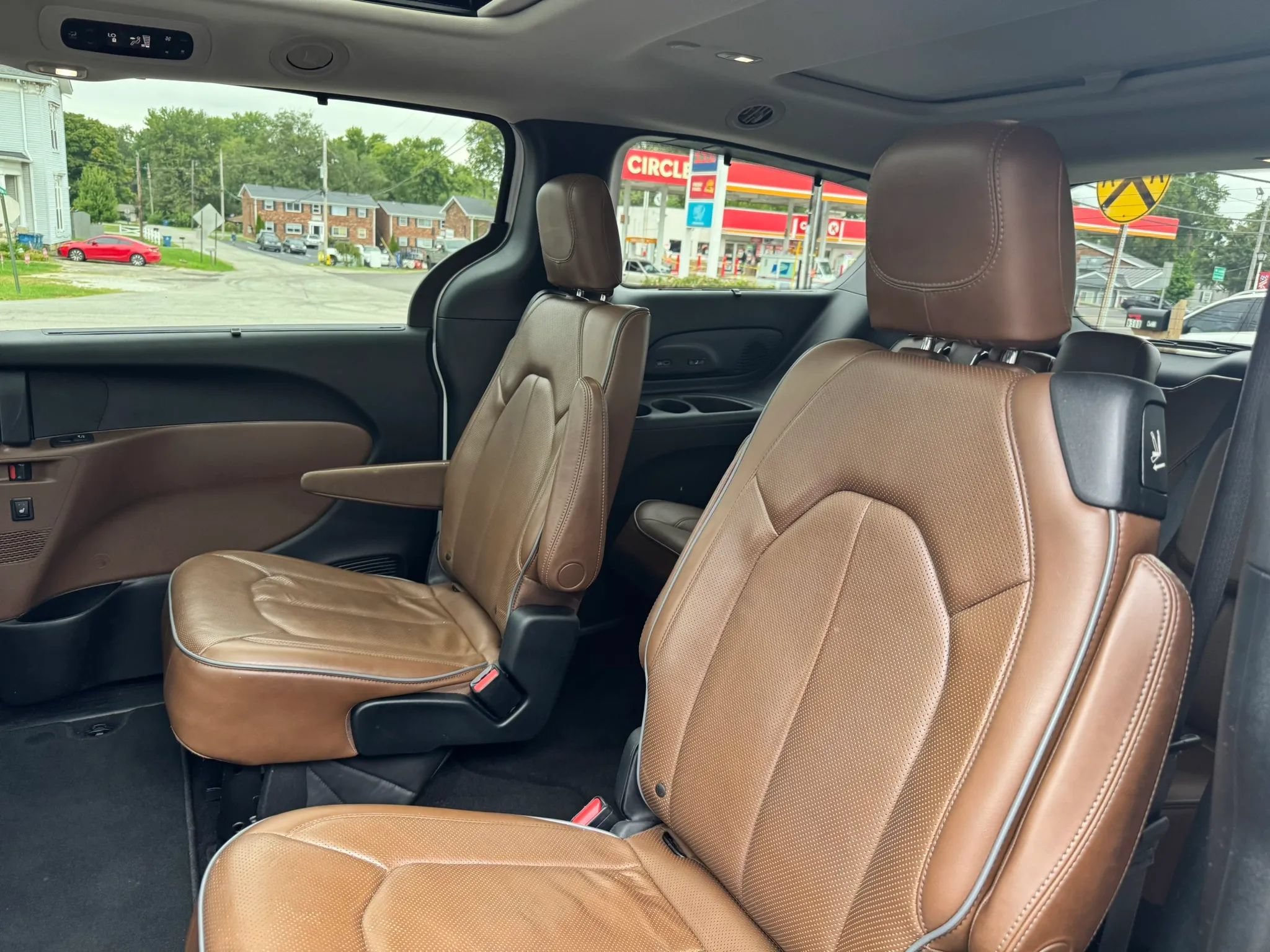 Used 2018 Chrysler Pacifica Limited w/ Tire & Wheel Group FWD image 30
