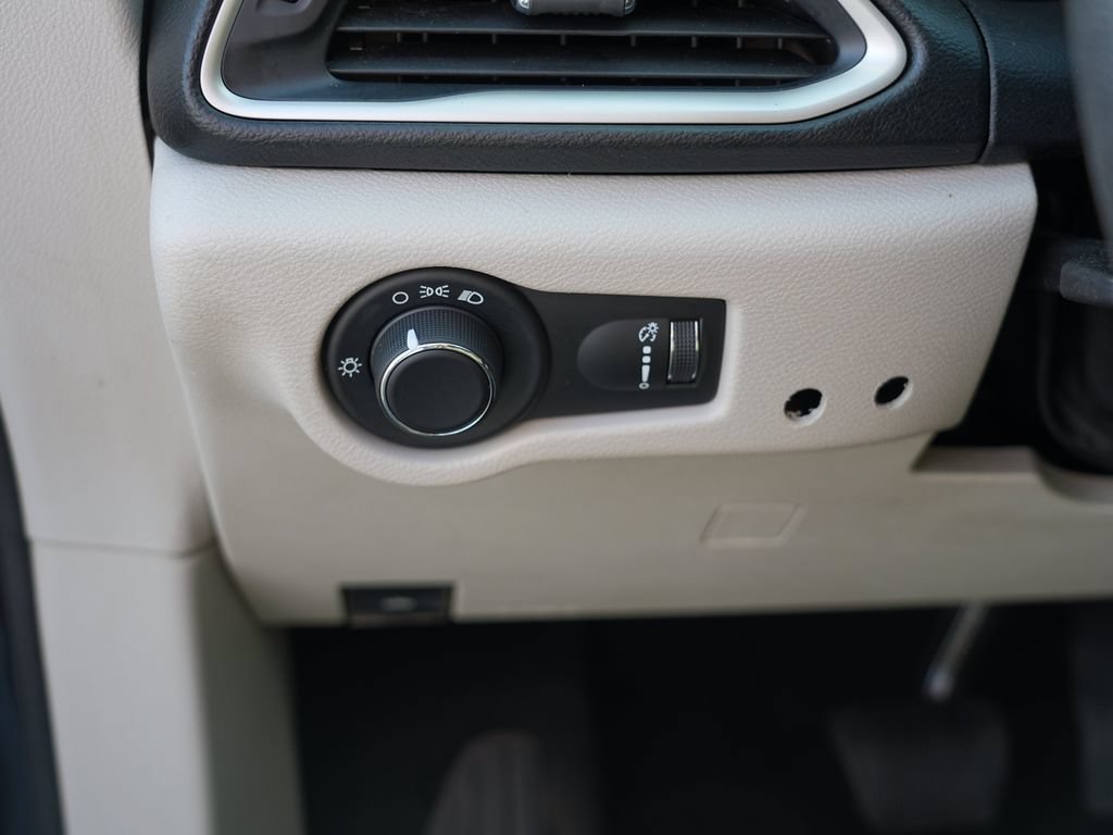 Used 2020 Chrysler Voyager L FWD image 15