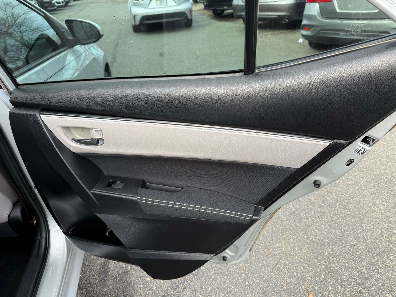 Used 2018 Toyota Corolla LE image 19