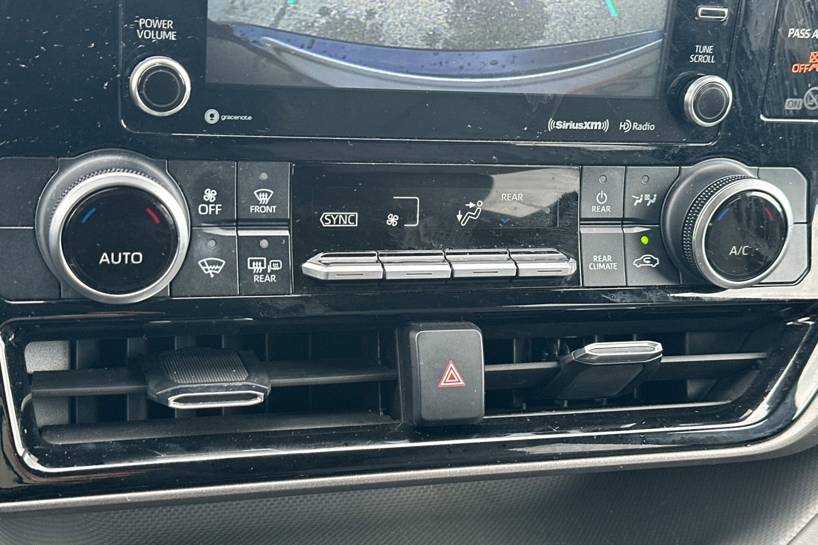 Used 2021 Toyota Highlander LE image 28