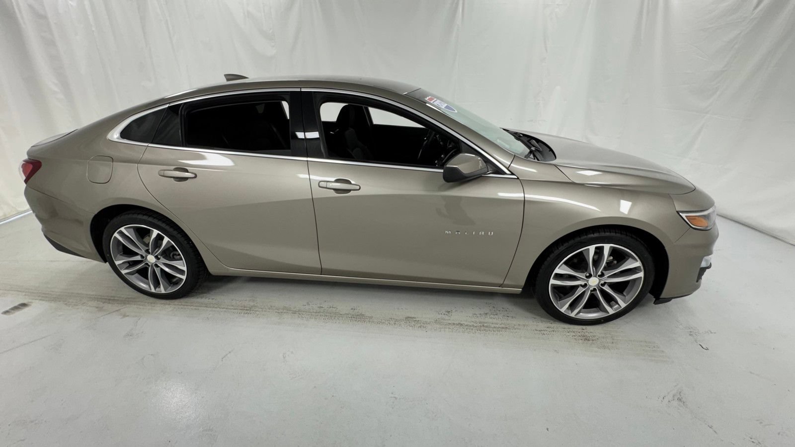 Used 2022 Chevrolet Malibu LT FWD image 2