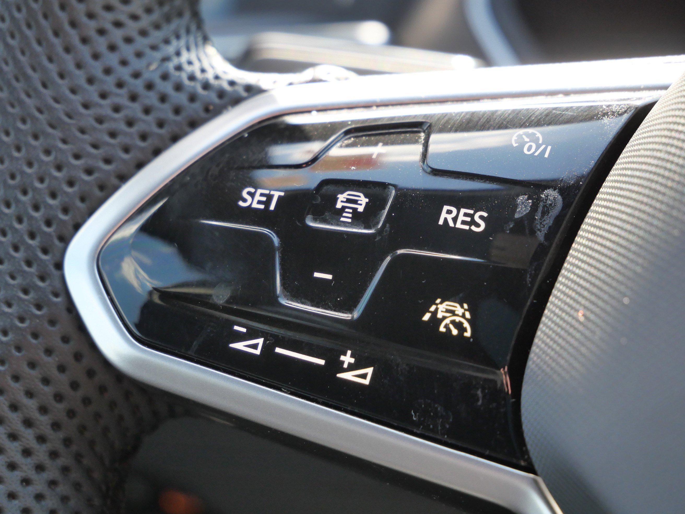 Used 2022 Volkswagen Tiguan SEL R-Line image 33