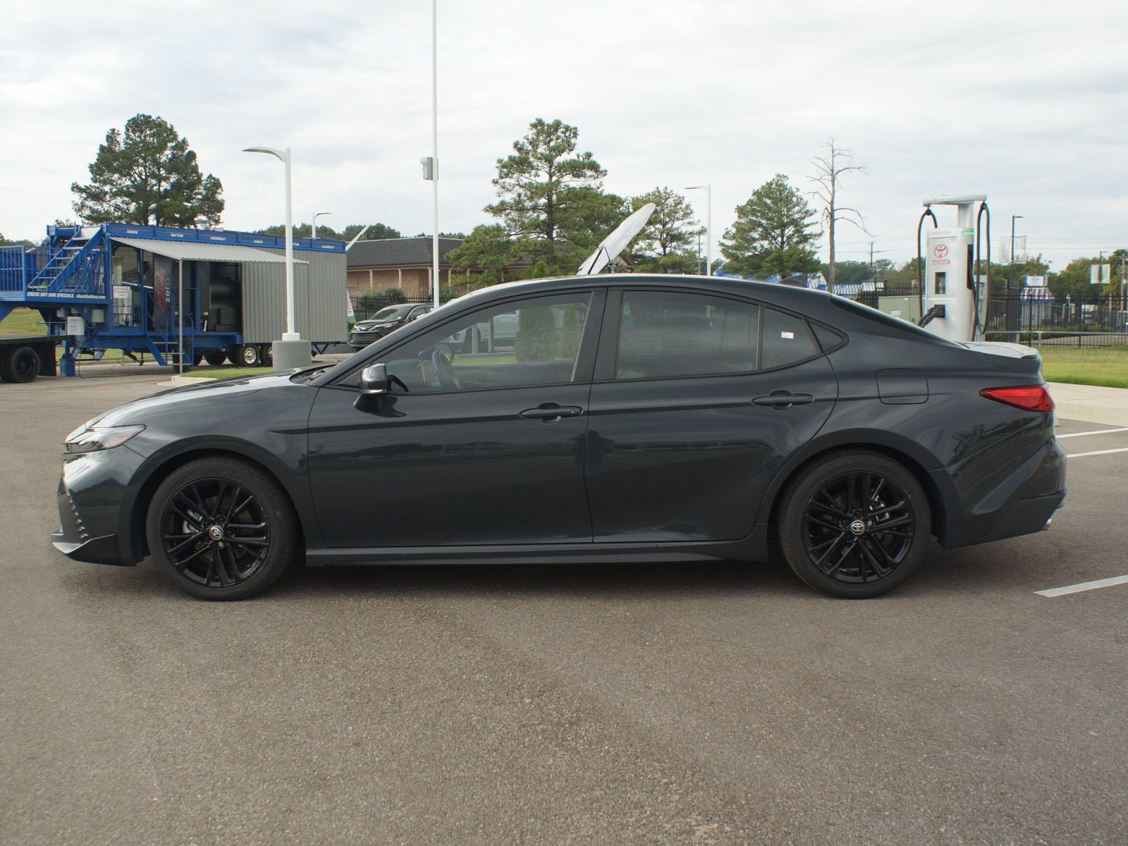 Used 2025 Toyota Camry SE w/ Convenience Package FWD image 12