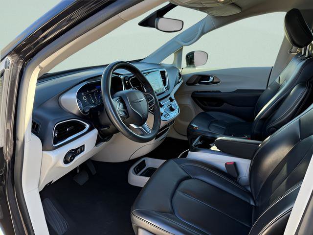 Used 2024 Chrysler Pacifica Touring-L FWD image 3