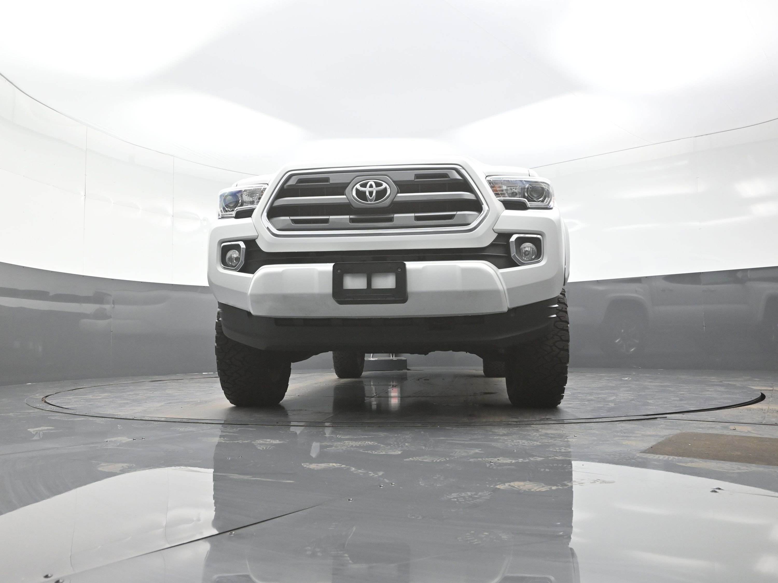 Used 2017 Toyota Tacoma Limited w/ Tow Package AWD/4WD image 10
