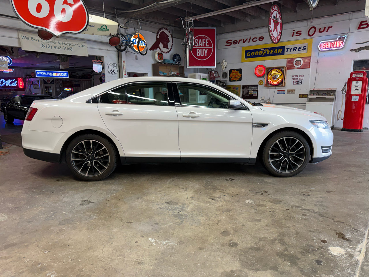 Used 2018 Ford Taurus SEL w/ Equipment Group 201A image 6