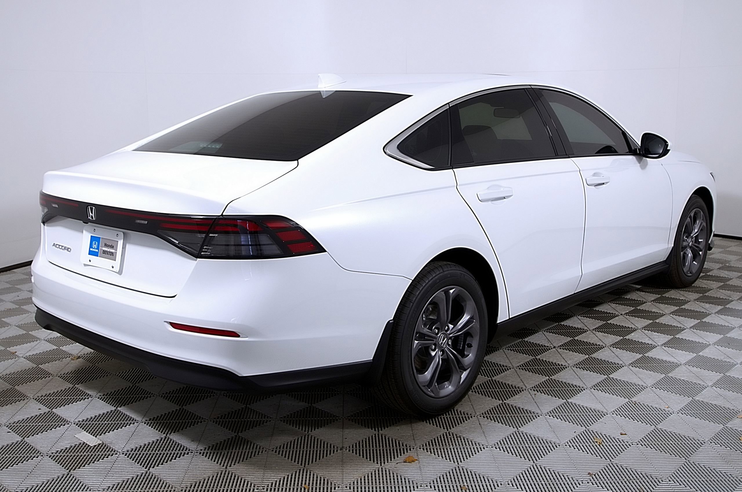 Used 2023 Honda Accord EX image 7