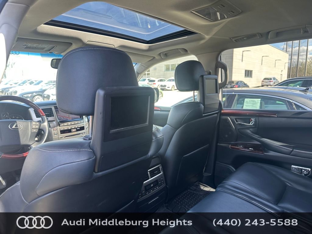 Used 2013 Lexus LX 570 4WD w/ Luxury Pkg w/Pre-crash image 10