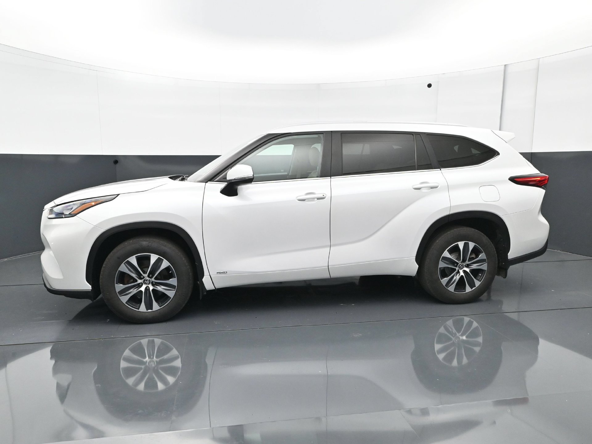 Used 2023 Toyota Highlander XLE AWD/4WD image 3