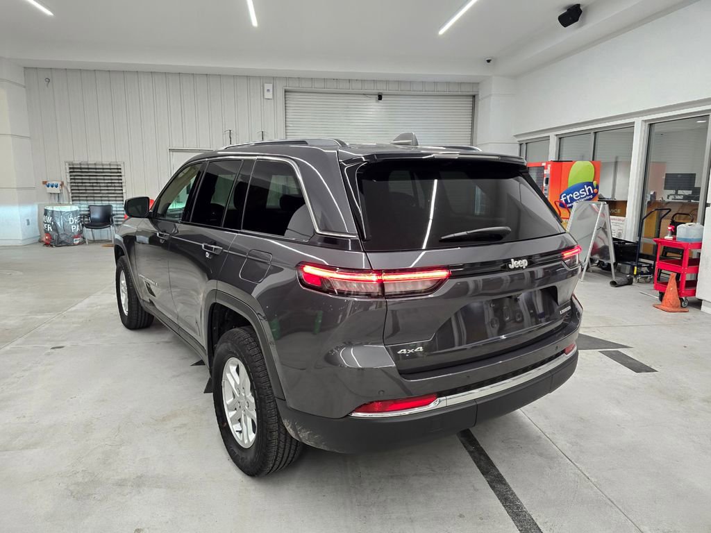 Certified 2024 Jeep Grand Cherokee Laredo w/ Luxury Tech Group I AWD/4WD image 4