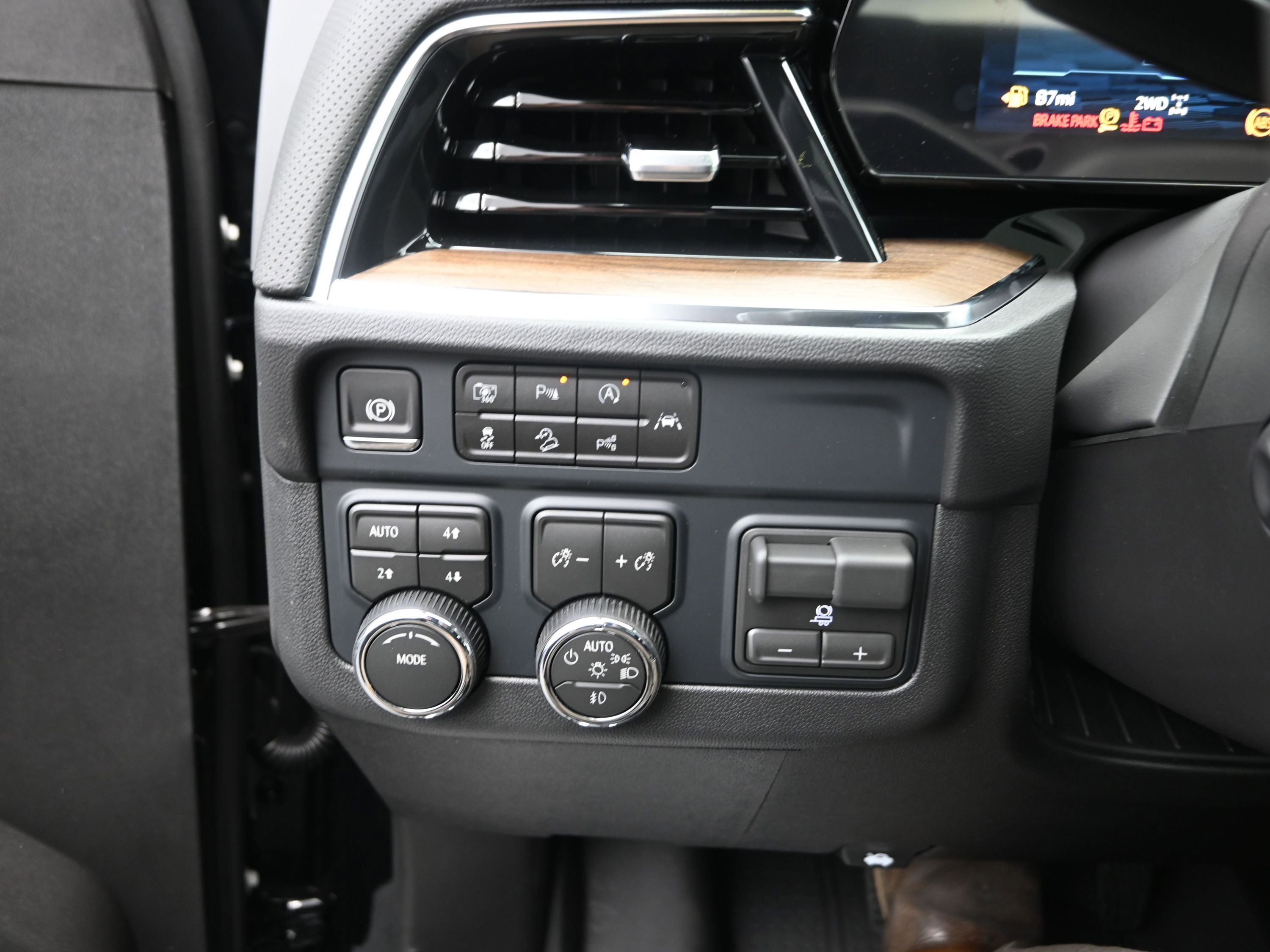 New 2026 Chevrolet Suburban High Country w/ Sun And Tow Package AWD/4WD image 15
