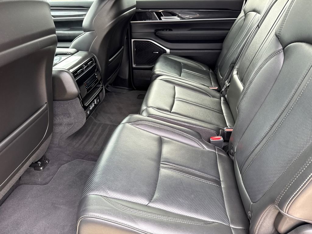 Used 2023 Jeep Wagoneer 4WD image 16