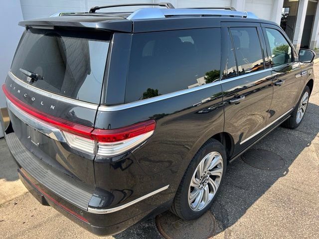 Used 2024 Lincoln Navigator Premiere AWD/4WD image 5