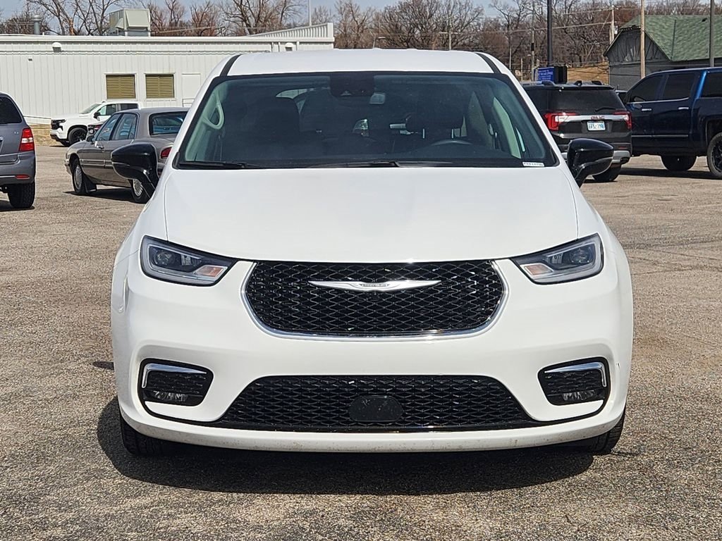 Used 2024 Chrysler Pacifica Touring-L video 2