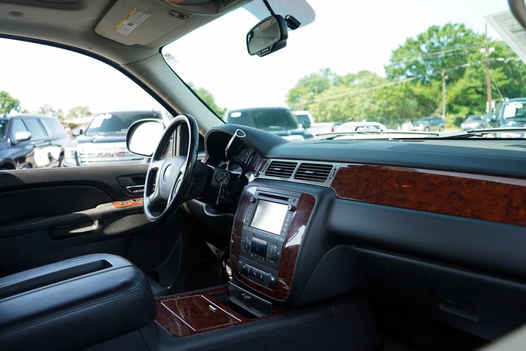 Used 2013 Chevrolet Avalanche LTZ RWD image 14