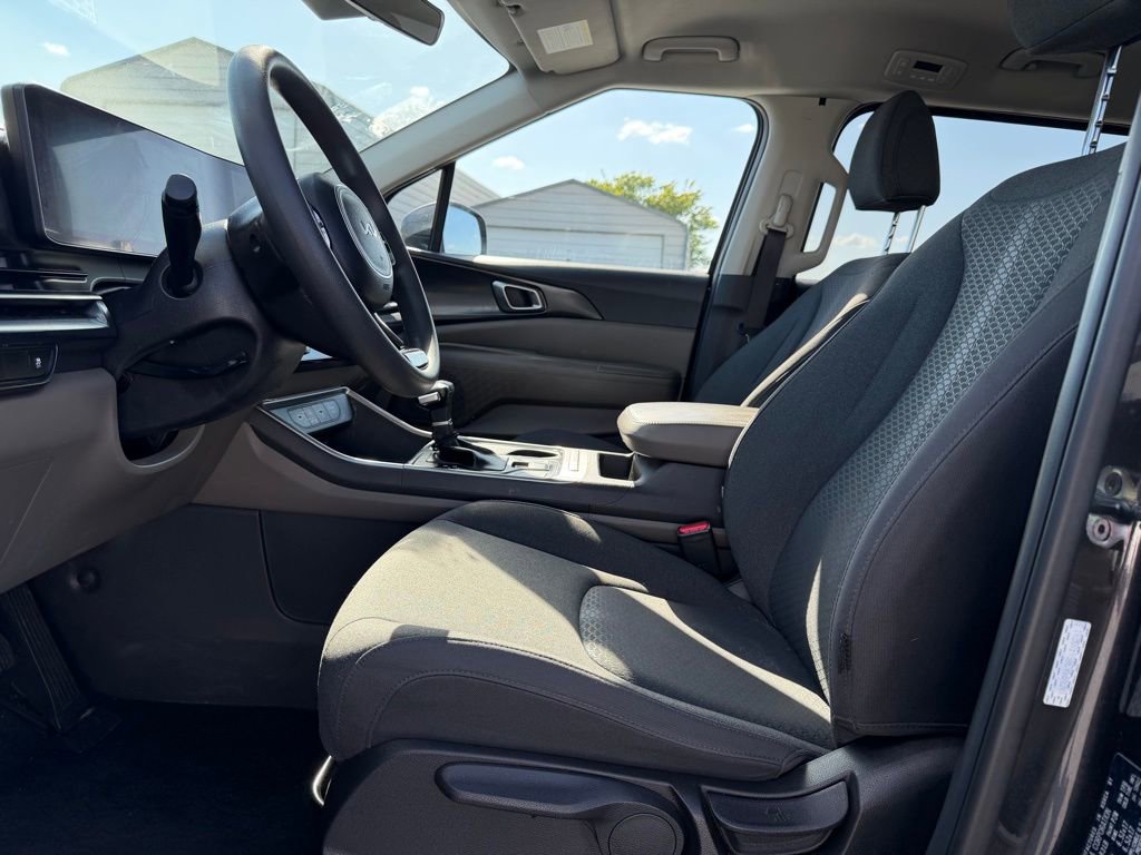 Used 2025 Kia Carnival LX FWD image 12