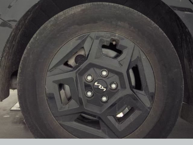 Used 2025 Kia Carnival FWD image 20