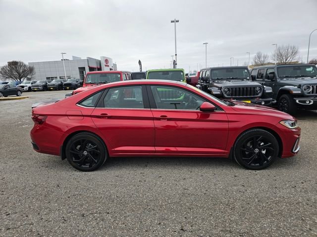 Used 2025 Volkswagen Jetta SE w/ Sunroof Package image 6