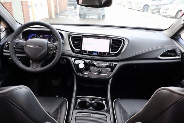 Used 2024 Chrysler Pacifica Limited w/ S Appearance Package image 46