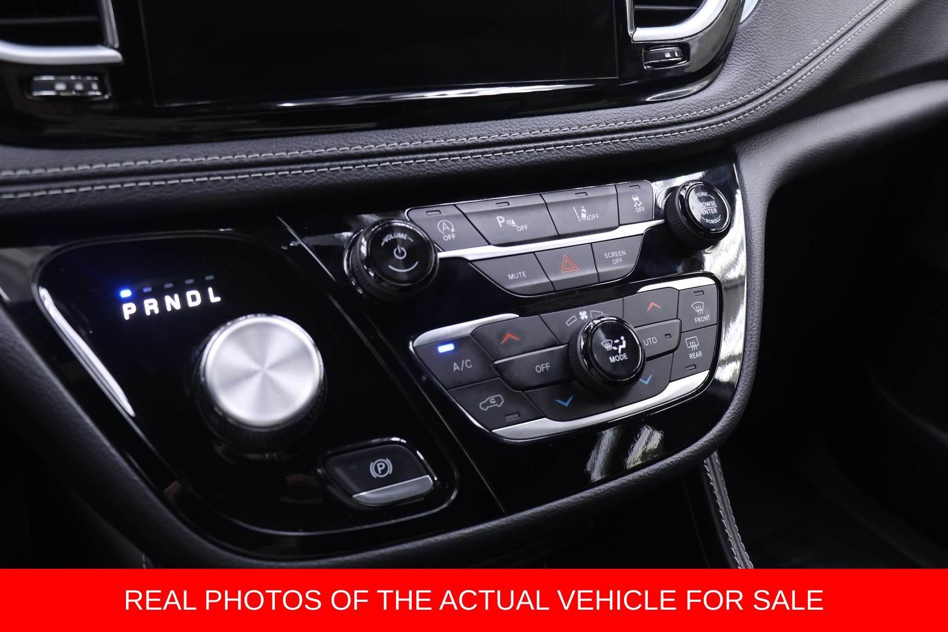 Used 2025 Chrysler Pacifica Limited FWD image 6