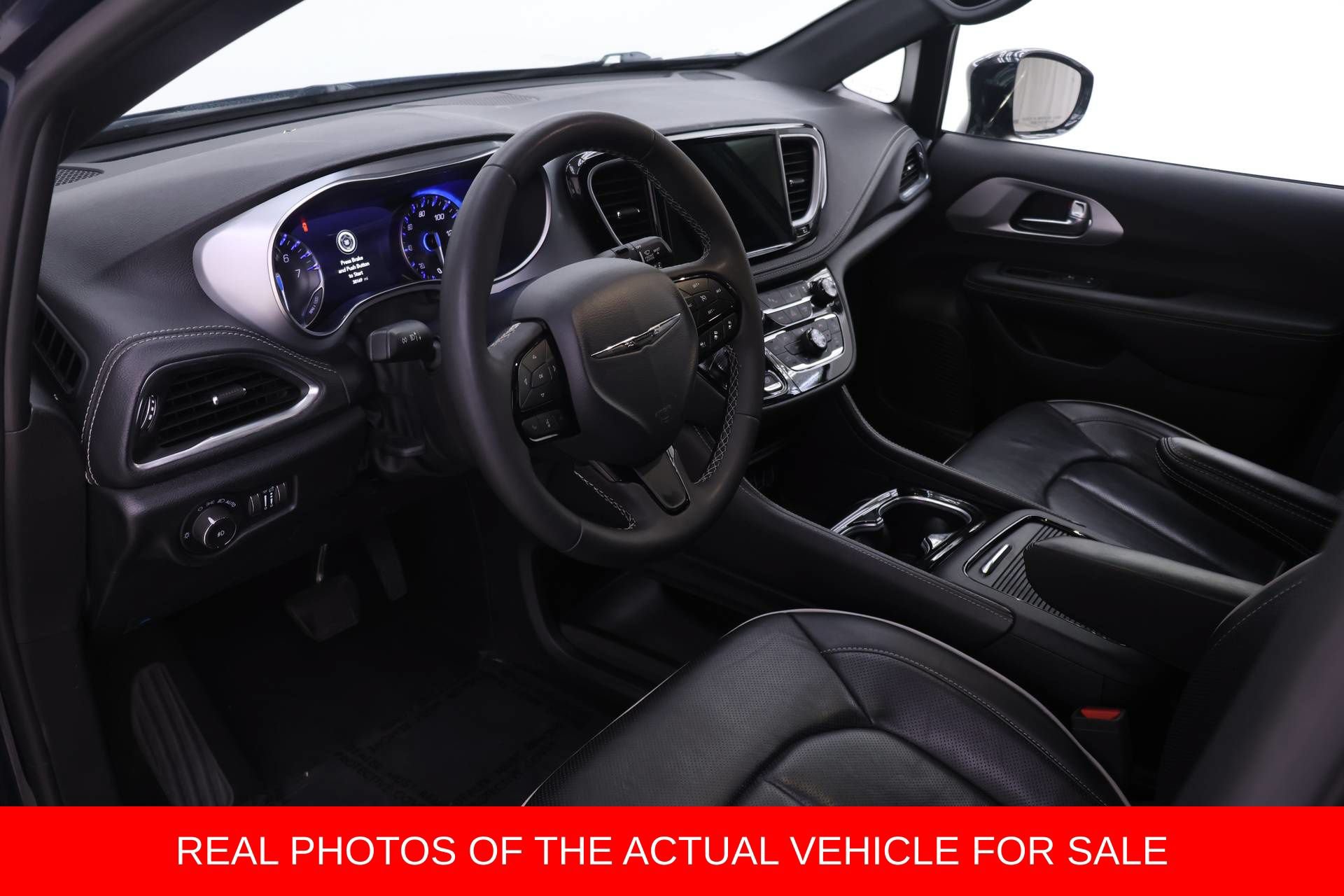 Used 2025 Chrysler Pacifica Limited FWD image 3