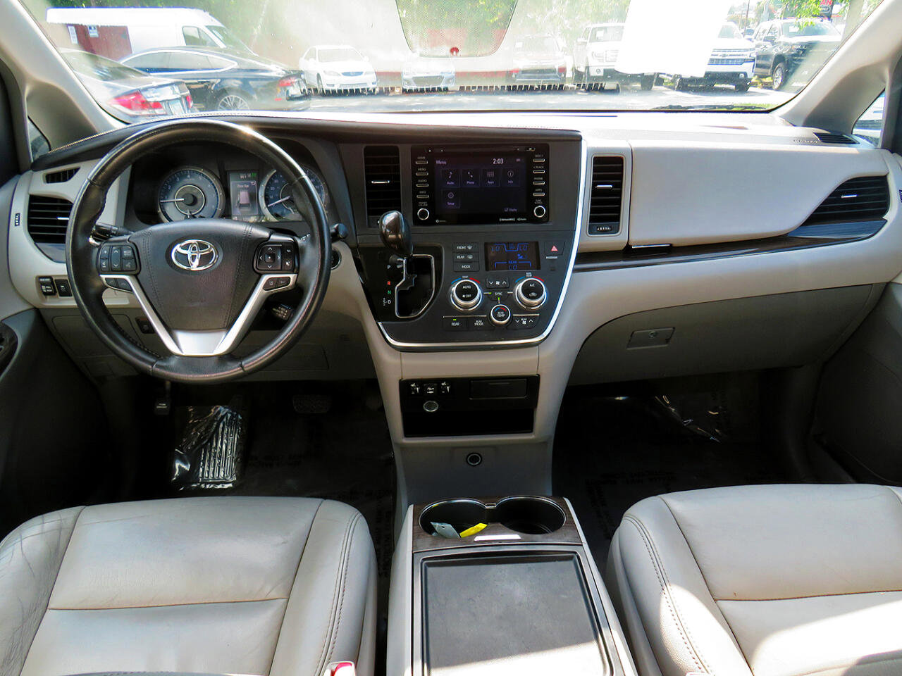 Used 2018 Toyota Sienna XLE image 28