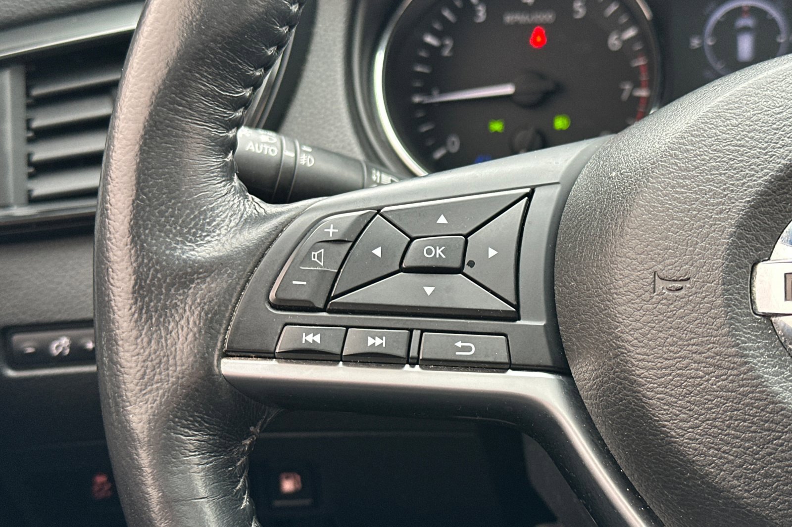 Used 2018 Nissan Rogue SL w/ Premium Package image 28