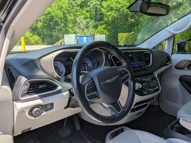 Used 2017 Chrysler Pacifica Touring-L w/ Tire & Wheel Group FWD image 10