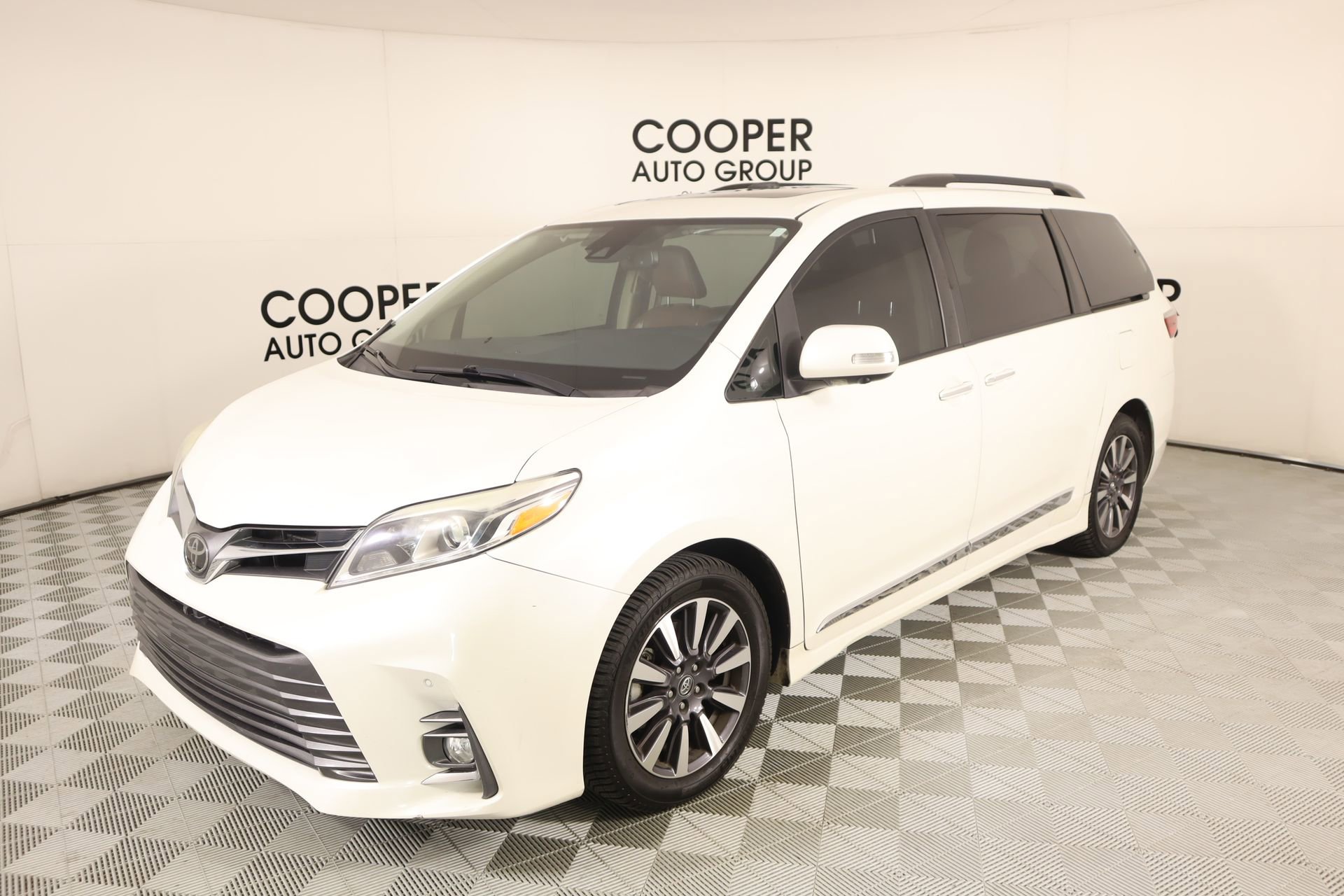 Used 2018 Toyota Sienna Limited Premium image 11