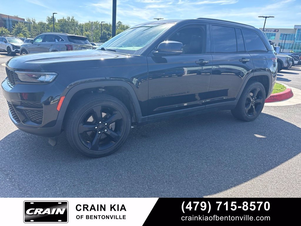 Used 2023 Jeep Grand Cherokee Altitude AWD/4WD image 2