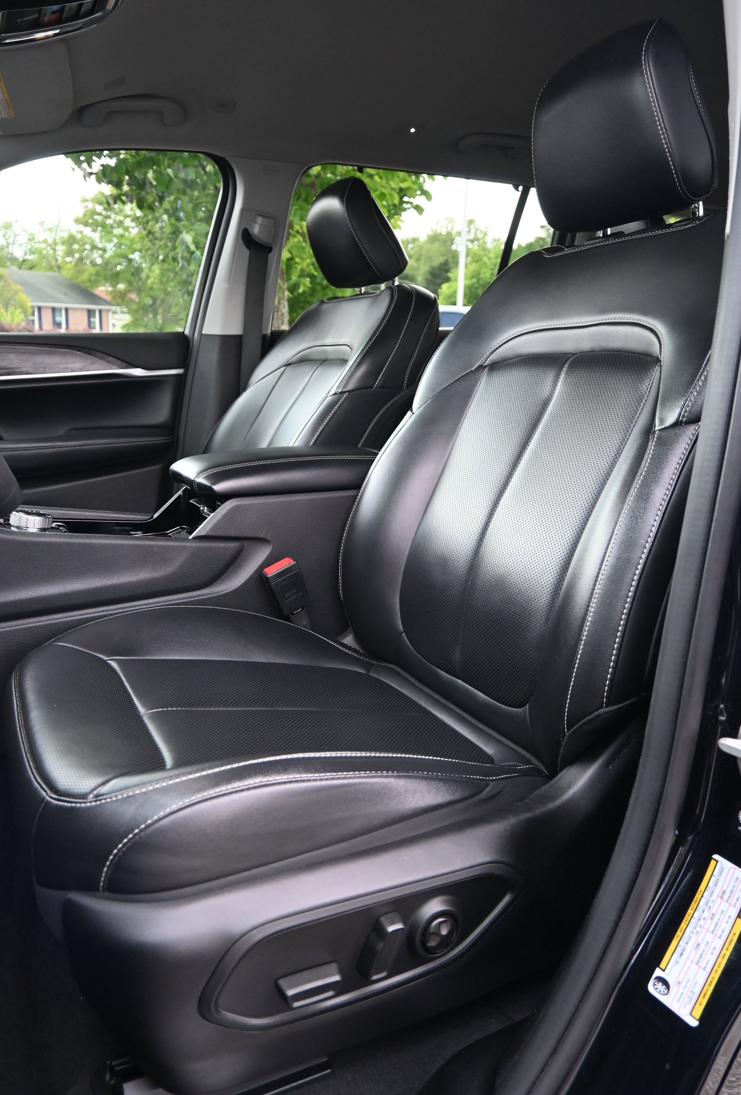 Used 2023 Jeep Grand Cherokee L Limited w/ Luxury Tech Group II AWD/4WD image 16