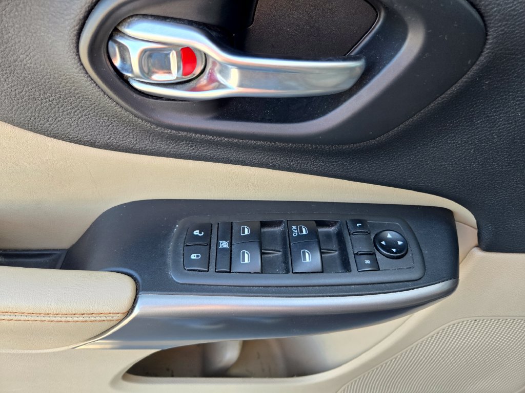 Used 2019 Jeep Cherokee Latitude w/ Popular Appearance Group FWD image 9
