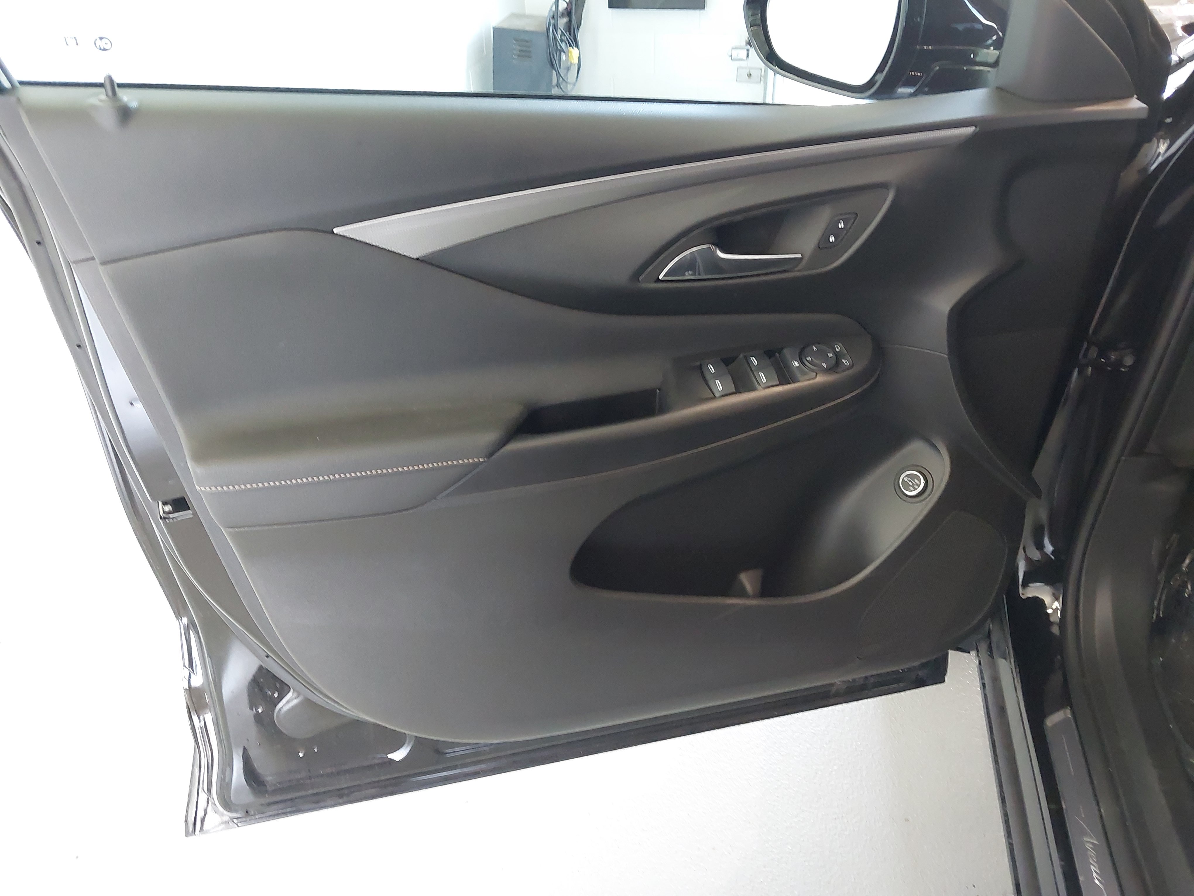 Used 2025 Buick Envista Avenir FWD image 25