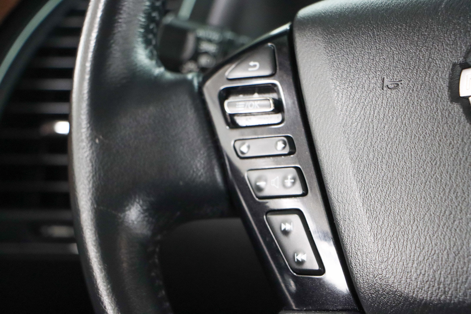 Used 2022 Nissan Armada SL w/ Captain's Chairs Package image 14