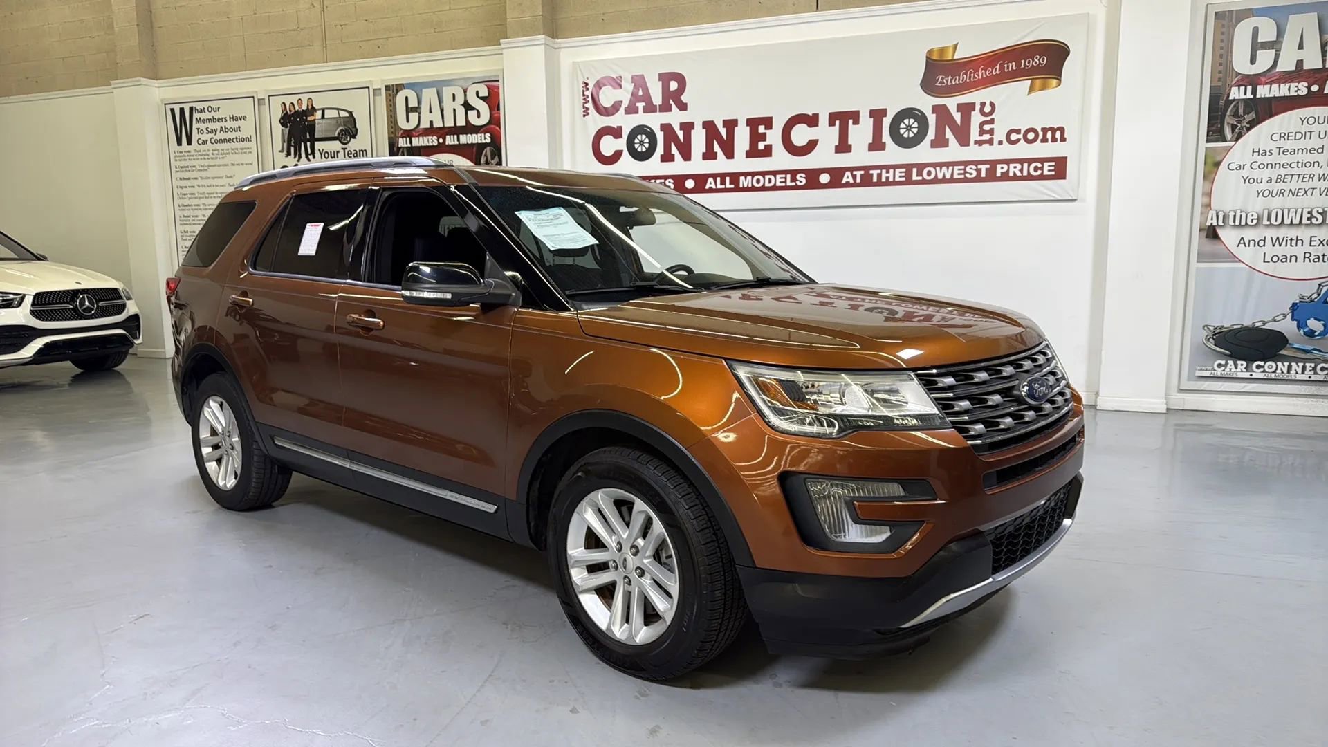 Used 2017 Ford Explorer XLT FWD image 2