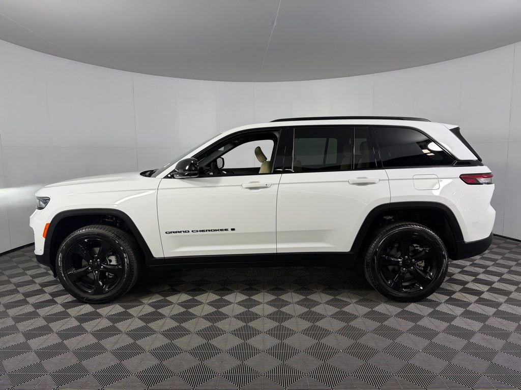 Used 2025 Jeep Grand Cherokee Limited w/ Luxury Tech Group II image 8