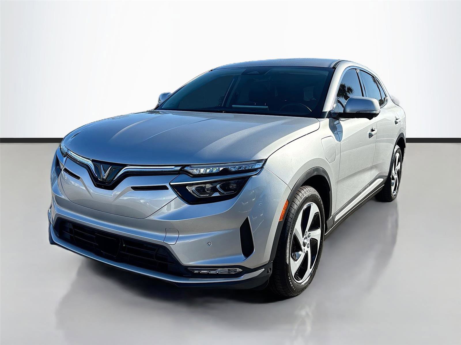 New 2025 VinFast VF 8 Eco image 3