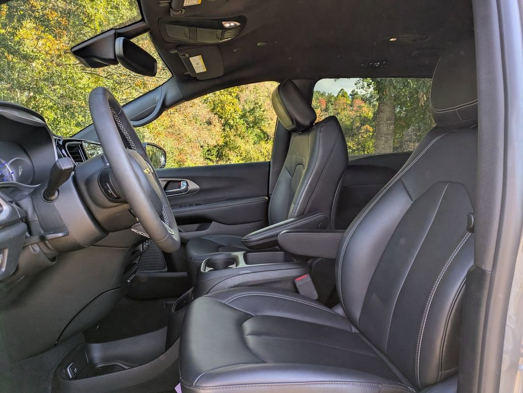 Used 2025 Chrysler Pacifica Select image 14
