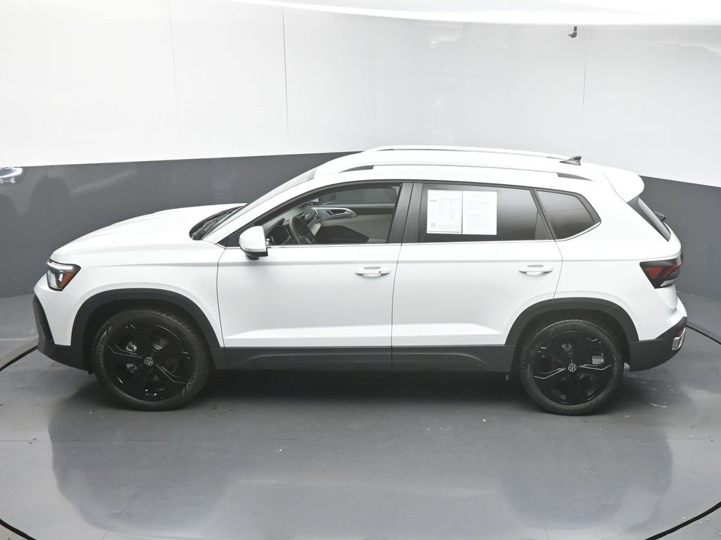 Used 2025 Volkswagen Taos SE image 43